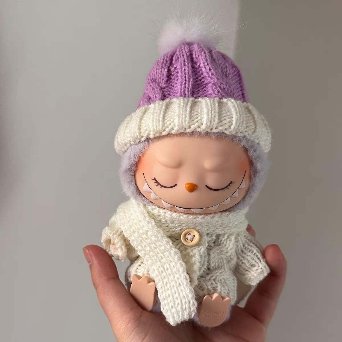 Handmade Cozy Winter Labubu Clothes – Knitted Beanie, Scarf & Sweater Set for 17cm Dolls, 4 Unique Winter Themes, Perfect Christmas Gift