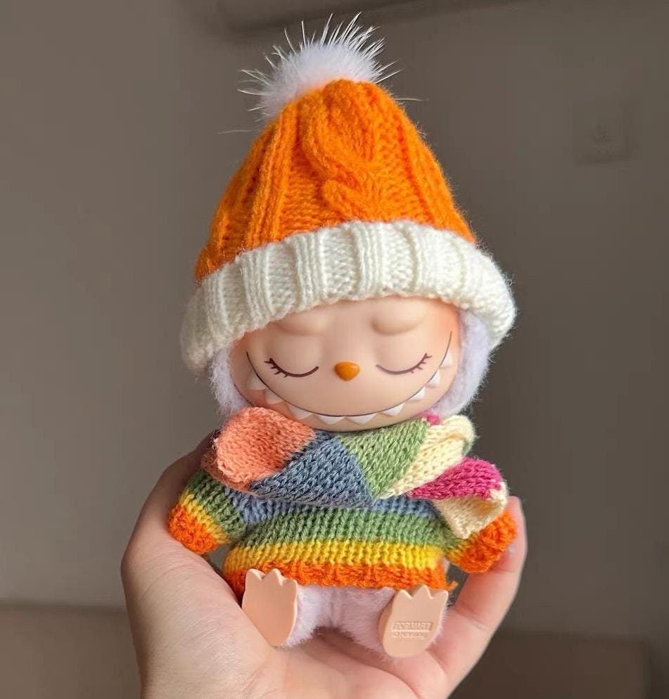 Handmade Cozy Winter Labubu Clothes – Knitted Beanie, Scarf & Sweater Set for 17cm Dolls, 4 Unique Winter Themes, Perfect Christmas Gift