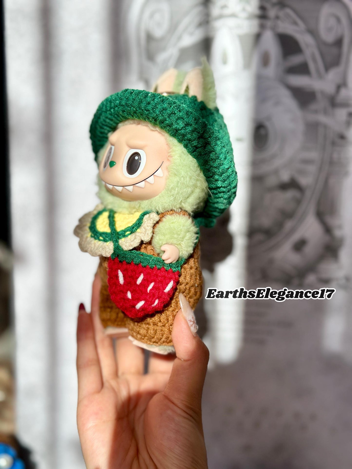 Handmade Crochet Labubu Outfit – Green Hat with Carrot, Strawberry Crossbody Bag, Cute Doll Clothes| Labubu Clothes Labubu Outfit Gift