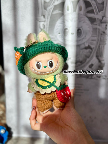 Handmade Crochet Labubu Outfit – Green Hat with Carrot, Strawberry Crossbody Bag, Cute Doll Clothes| Labubu Clothes Labubu Outfit Gift