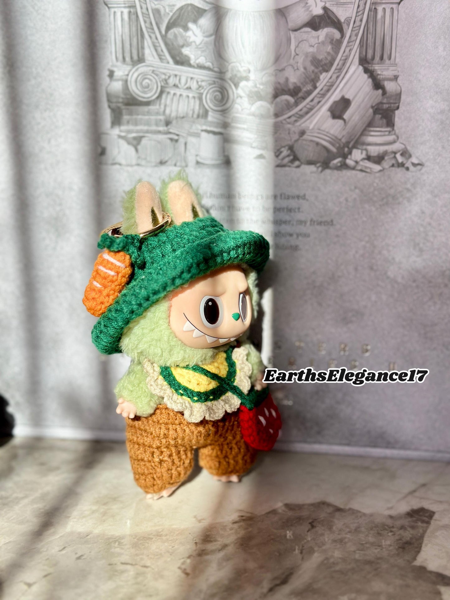 Handmade Crochet Labubu Outfit – Green Hat with Carrot, Strawberry Crossbody Bag, Cute Doll Clothes| Labubu Clothes Labubu Outfit Gift